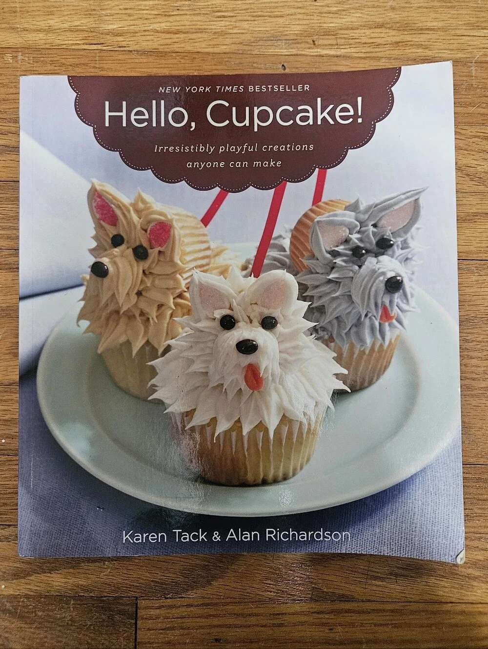 Hello, Cupcake! Cookbook - Decorative Cupcake Designs